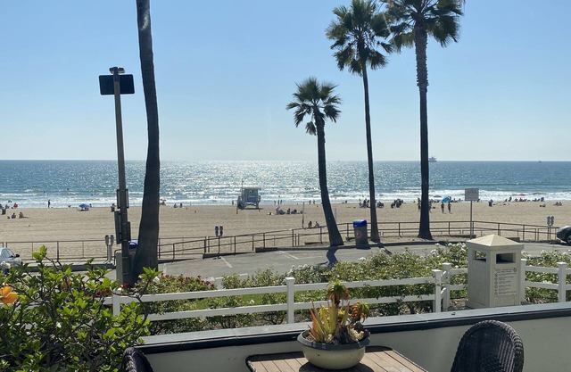 M.B. Charming Beachfront On The Strand