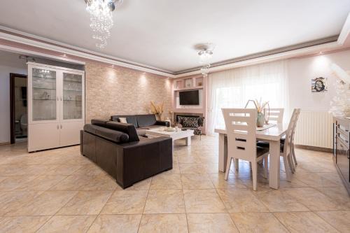 M&S Luxury Home