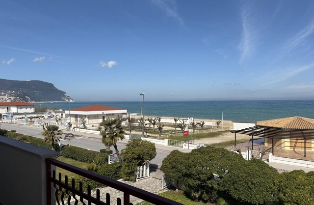 M001 - Marcelli, three-room apartment with sea view