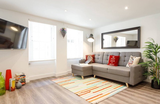 M02A - Modern 2Bed patio apartment in Hyde Park