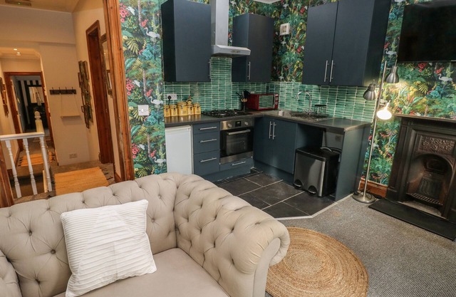MADAME BUTTERFLY'S APARTMENT, pet friendly in Cardiff
