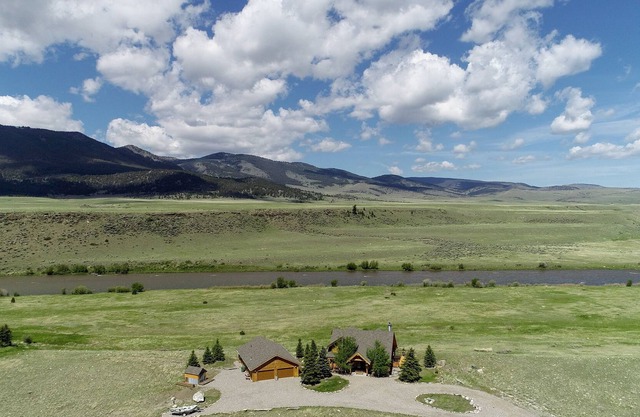 Madison River Front Montana Log Home: 4 bedrooms, 4 bathrooms VIEWS!!
