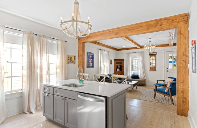 Magazine Street Gem: Uptown 6BR, 4BA, Balcony, Pool, Backyard - Exclusive NOLA experience