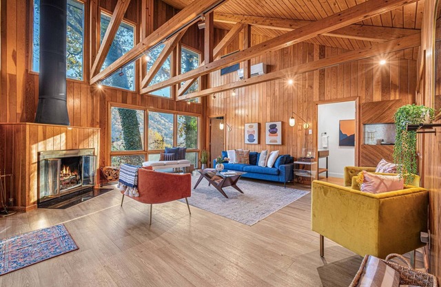 MaggiePinesHideaway - Four Bedroom Chalet, Sleeps 8