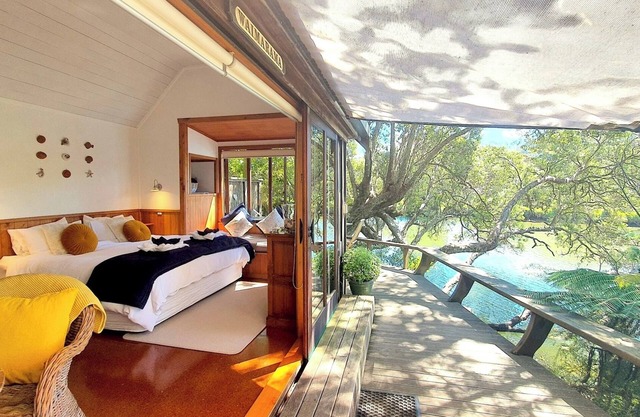 MAGIC COTTAGE - romantic riverside retreat, BAY OF ISLANDS