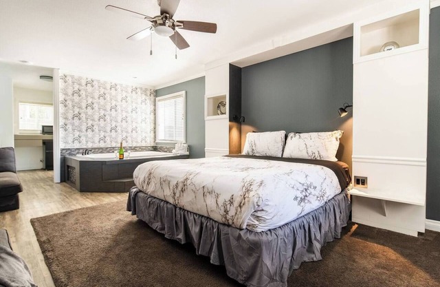 "Magic Midnight" Hotel Suite with AC/Heating & Indoor Jetted Tub