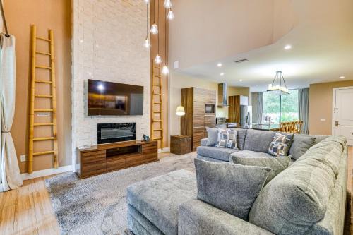 Magic Villas Townhome about 5 Mi to Disney Parks!