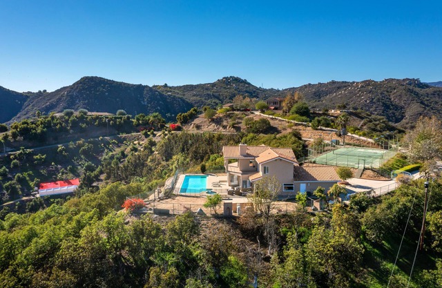 Magical and Luxury Villa/Tennis, Pool~Hot Spa, Views, Wine, Avocados