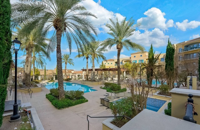 Magical water views of Lake and Pool! 2 Bed/2bath 30 minutes to the strip