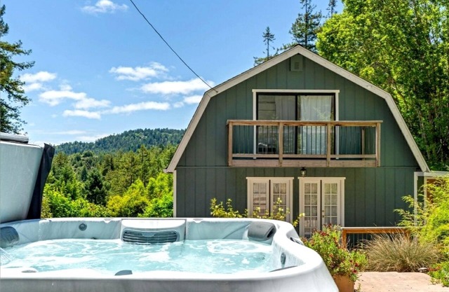 MagicMountain:Relaxing Vacation Home! Top of RedwoodsEpic Views!WIFI/Pup/HtTb
