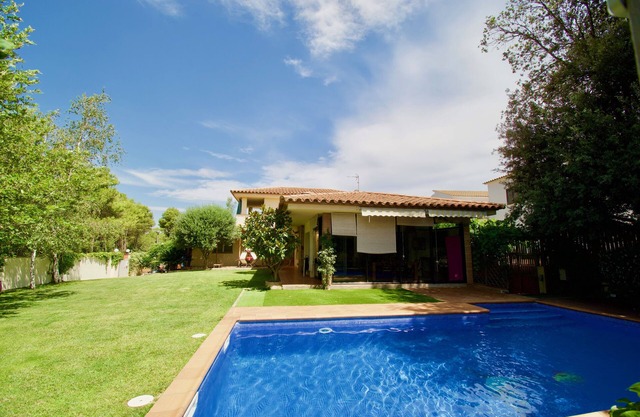 Magnífica Villa, Gran Piscina Privada y Jardín Cerca de la Playa Montgó y Riells