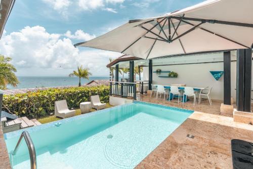 Magnificent villa with ocean view in Puerto Bahia