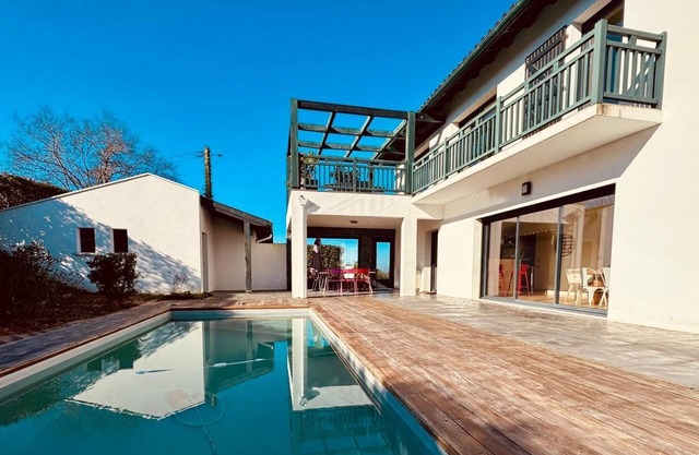 Magnificent 4-bedroom architect-designed family villa with swimming pool, in a quiet location