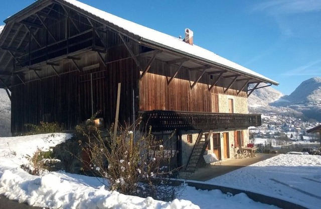 Magnificent farm with lake view, quiet, close to the ski resorts.