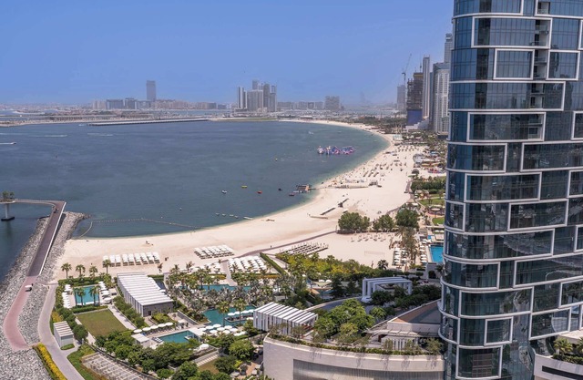 Magnificent 2BR Apartment with Marina Views