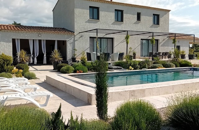 MAGNIFICENT 4-STAR VILLA WITH POOL AND POOL HOUSE ABSOLUTE PEACE AND QUIET