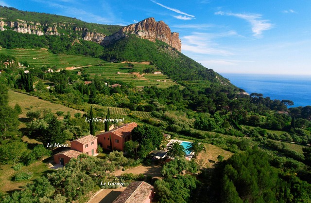 Magnificent ancient farm that has been reformed. Exceptional location in Cassis