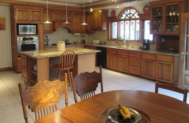 Magnificent Home Set On 3 Acres 15 Minutes From The Plaza!