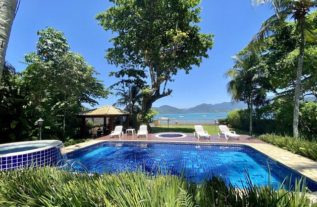 Magnificent home standing on the sand 4 suites (all with air cond.) Pool and whirlpool