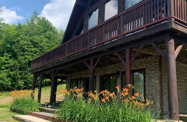 Magnificent Log Home Getaway