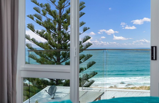 Magnificent Malua Views | Walk to Beach, WiFi
