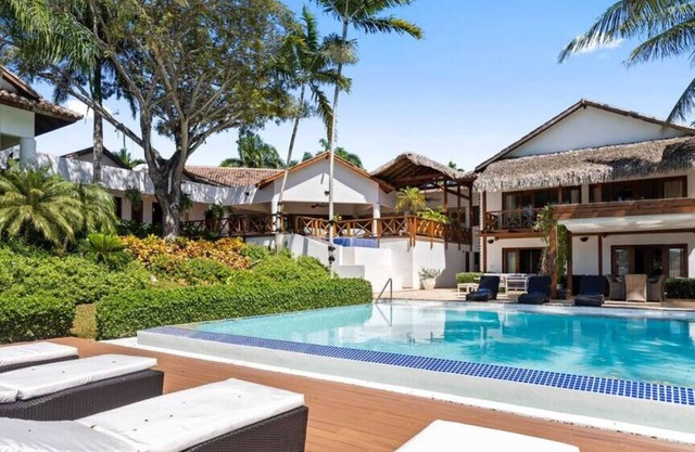 Magnificent & Spacious 6-Bedroom Villa w/Pool, Jacuzzi, .