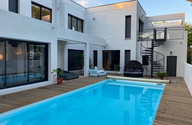 Magnificent villa with private pool and jacuzzi 100 m from the beach