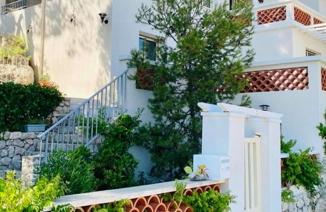 Magnificent villa facing the sea for 18 people