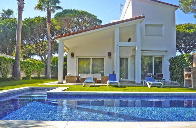 Magnificent villa in urb. Roche with private pool at 500 m. from the beach, Wi-Fi.
