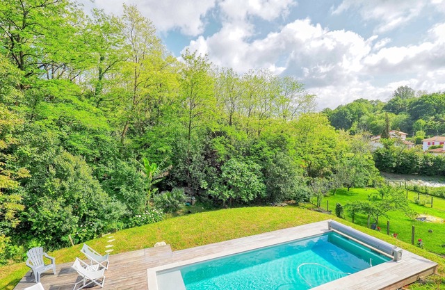 MAGNIFICENT VILLA WITH HEATED POOL + 5-10 MINUTE WALK TO THE BEACH