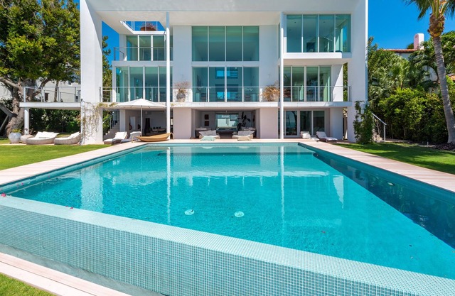 Magnificent waterfront residence in Key Biscayne