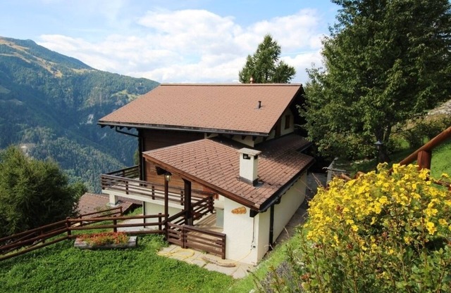 Magnifique chalet de 5 pièces pour 6 à 7 personnes sur 3 niveaux, situé à l'entrée du village offran