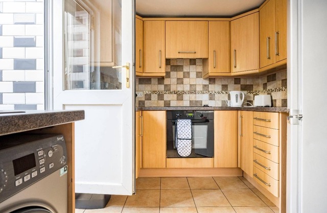 Maidstone - Sleeps 6 - Parking - Garden - 96ws