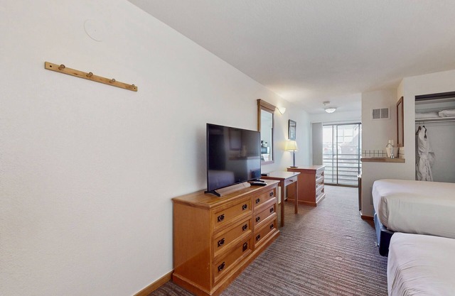 Main St. room - pool & hot tub - walk to lifts, dog-friendly, second floor