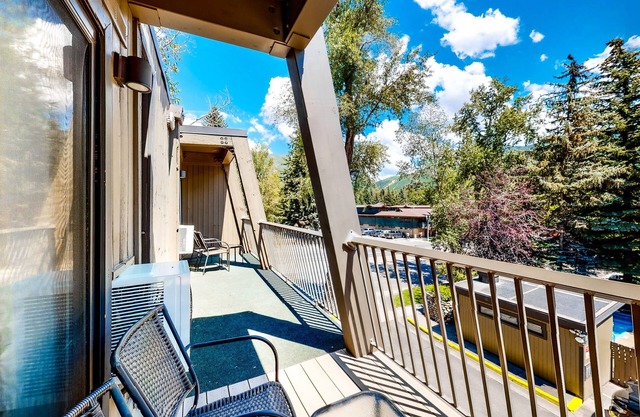 Main St. studio - pool & hot tub - walk to lifts, dog-friendly, balcony