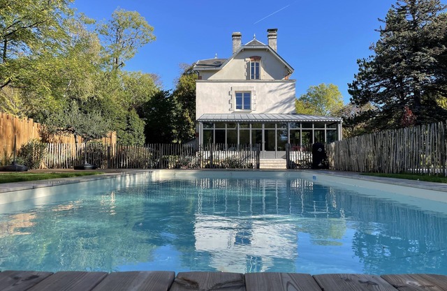 Maison de maître with all comforts - Wooded park with heated swimming pool