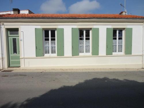 Maison de pêcheur front de mer avec cour, 3 chambres - FR-1-709-44
