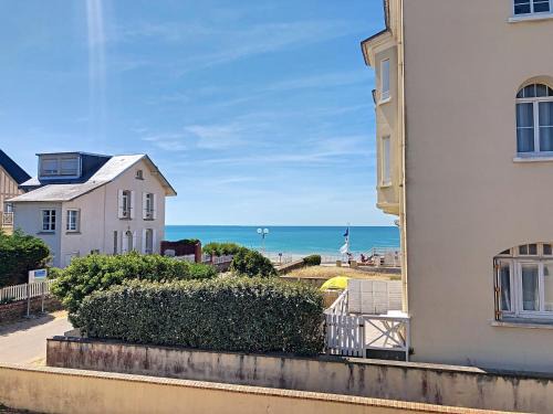 Maison de ville à 50m de la plage et commerces, 2 chambres, cour mitoyenne - FR-1-361-114
