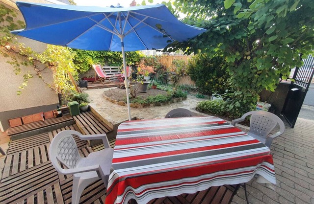 Maison de Ville Avec Jardin à 2 pas des Marais et Quelques mns du Centre-ville