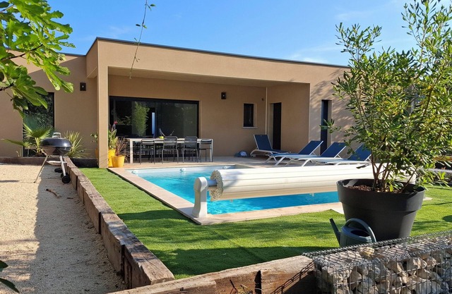 Maison des libellules de dugradus private swimming pool and pétanque court