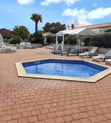 Maison ensoleillée à Saint-Pierre-d'Oléron avec piscine partagée