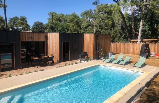 Maison Moderne, Neuve en Bois, Avec Piscine, Proche de L'océan