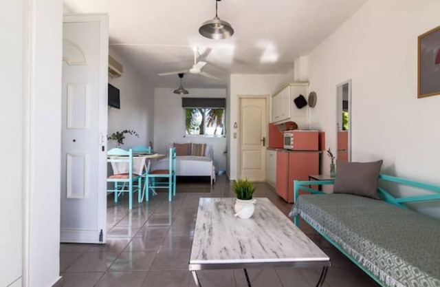 Maison of apartments next to the beach-Studio Pink