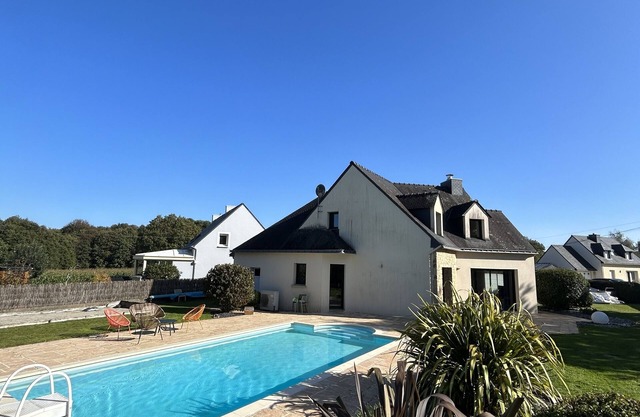 Maison Spacieuse Avec Piscine Chauffée ,4 Chambres sur Beau Jardin Paysagé