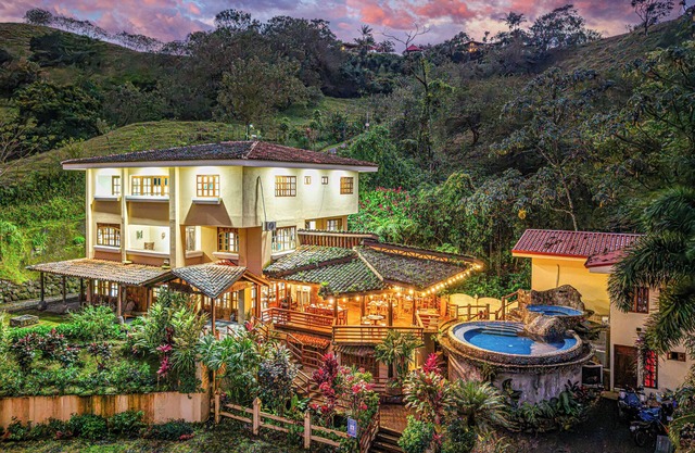 Majestic Lodge - 10 bedrooms 13 bathrooms/Sleeps up to 30/Lake and Volcano Views
