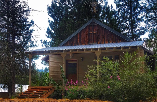 Majestic Mountain Ranch Idaho City's studio style cabin.