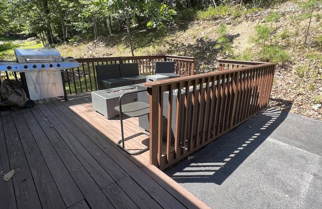 Majestic Mountain House with Game room, deck, 2 mins from ski slopes