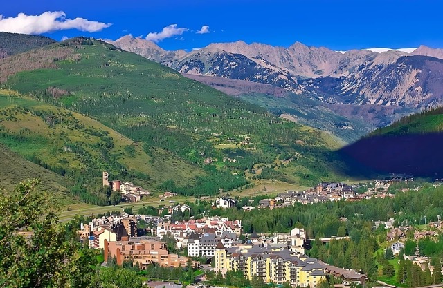 Majestic Views Everywhere! Lovely Mountain View, Hot Tub, Near Gondola One!