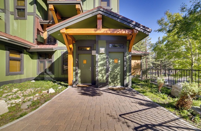 Mammoth Lakes Condo w/Fireplace: Near Skiing!