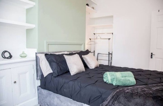 Manchester 3BR House | Contractor | Hospital | Uni